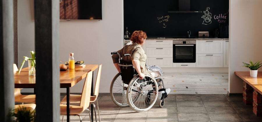 žena na vozíku