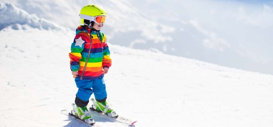 dítě na lyžích