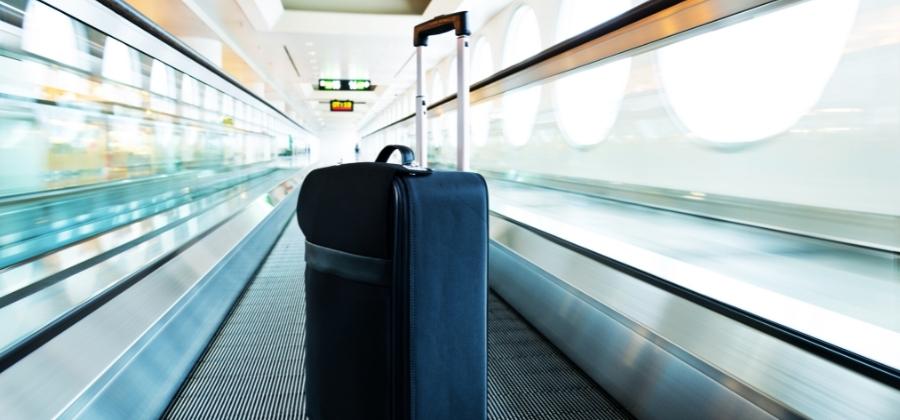 cestovní kufr na letišti
