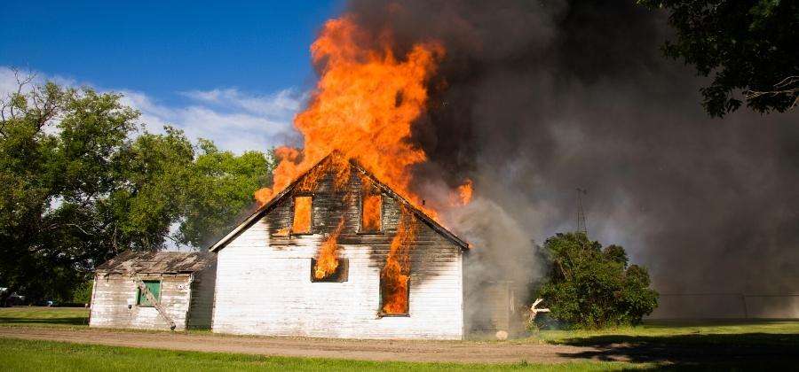 dům v plamenech